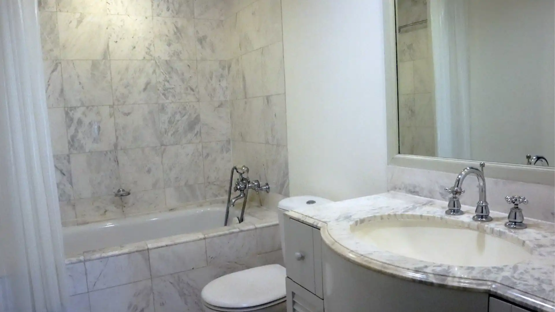 Menteng-2BR-Bathroom 1 Menteng Executive – Comfortable 2BR Serviced Apartment