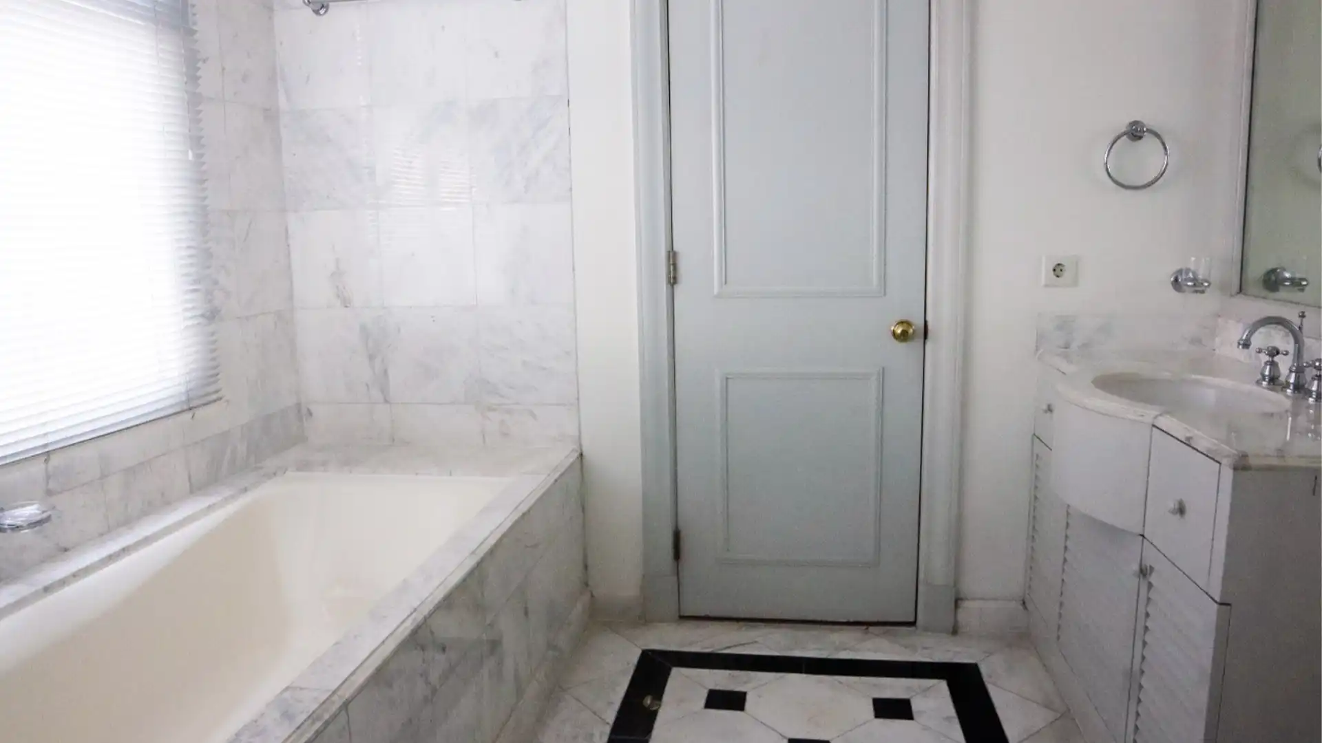 Menteng-2BR-Bathroom 2 Menteng Executive – Comfortable 2BR Serviced Apartment