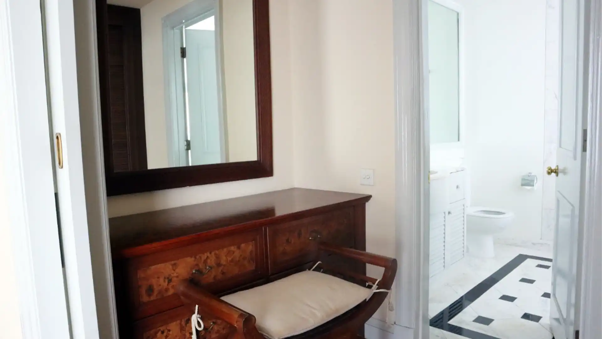 Menteng-2BR-Makeup Table Menteng Executive – Comfortable 2BR Serviced Apartment