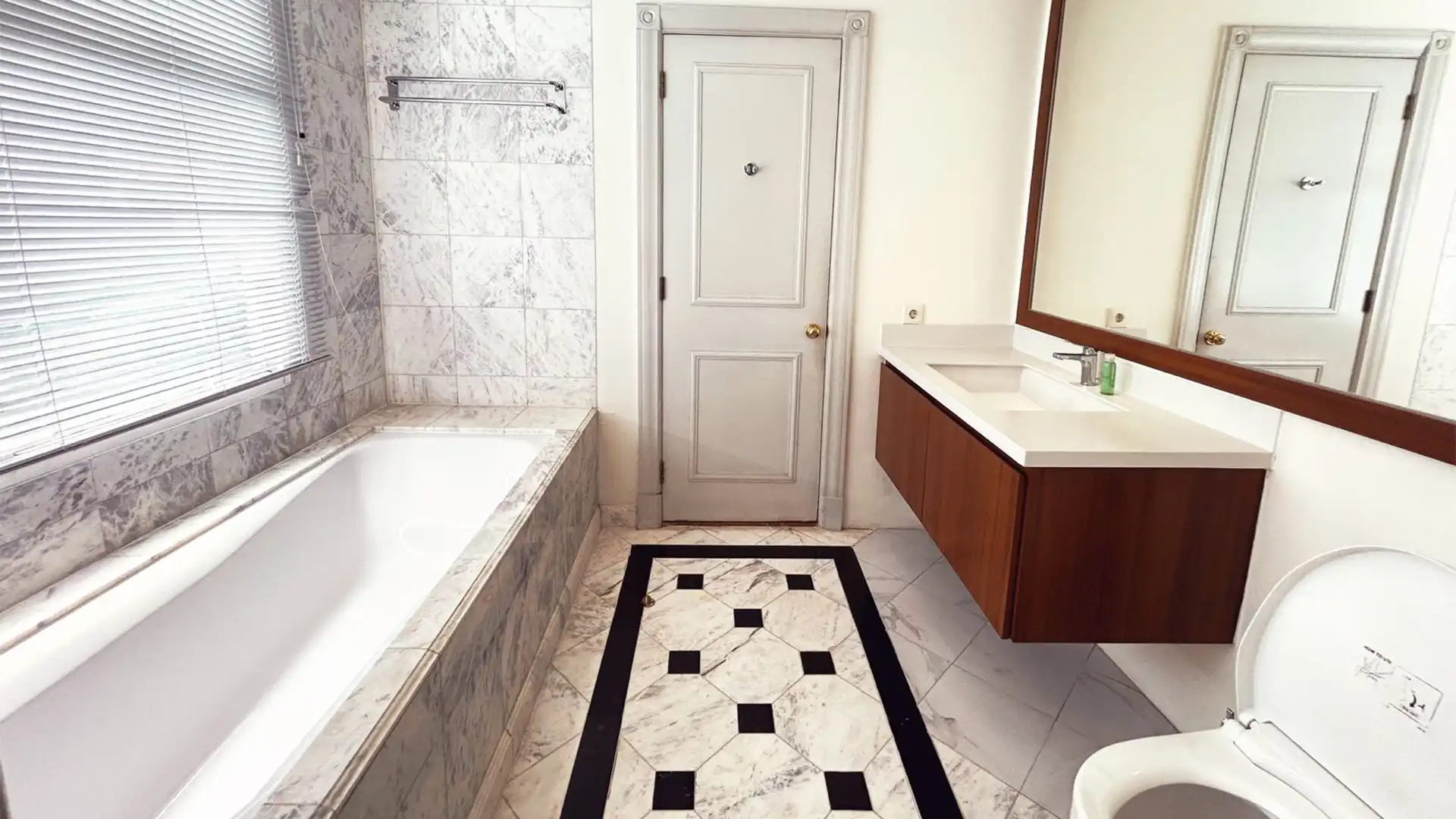 Menteng-4BR-Bathroom 1 Menteng Executive – Large 4BR Serviced Apartment