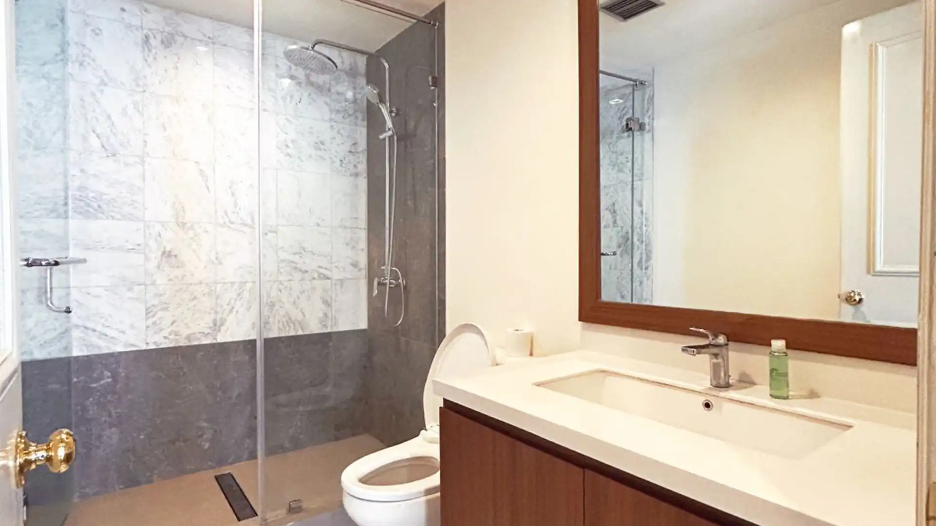 Menteng-4BR-Bathroom 2 Menteng Executive – Large 4BR Serviced Apartment