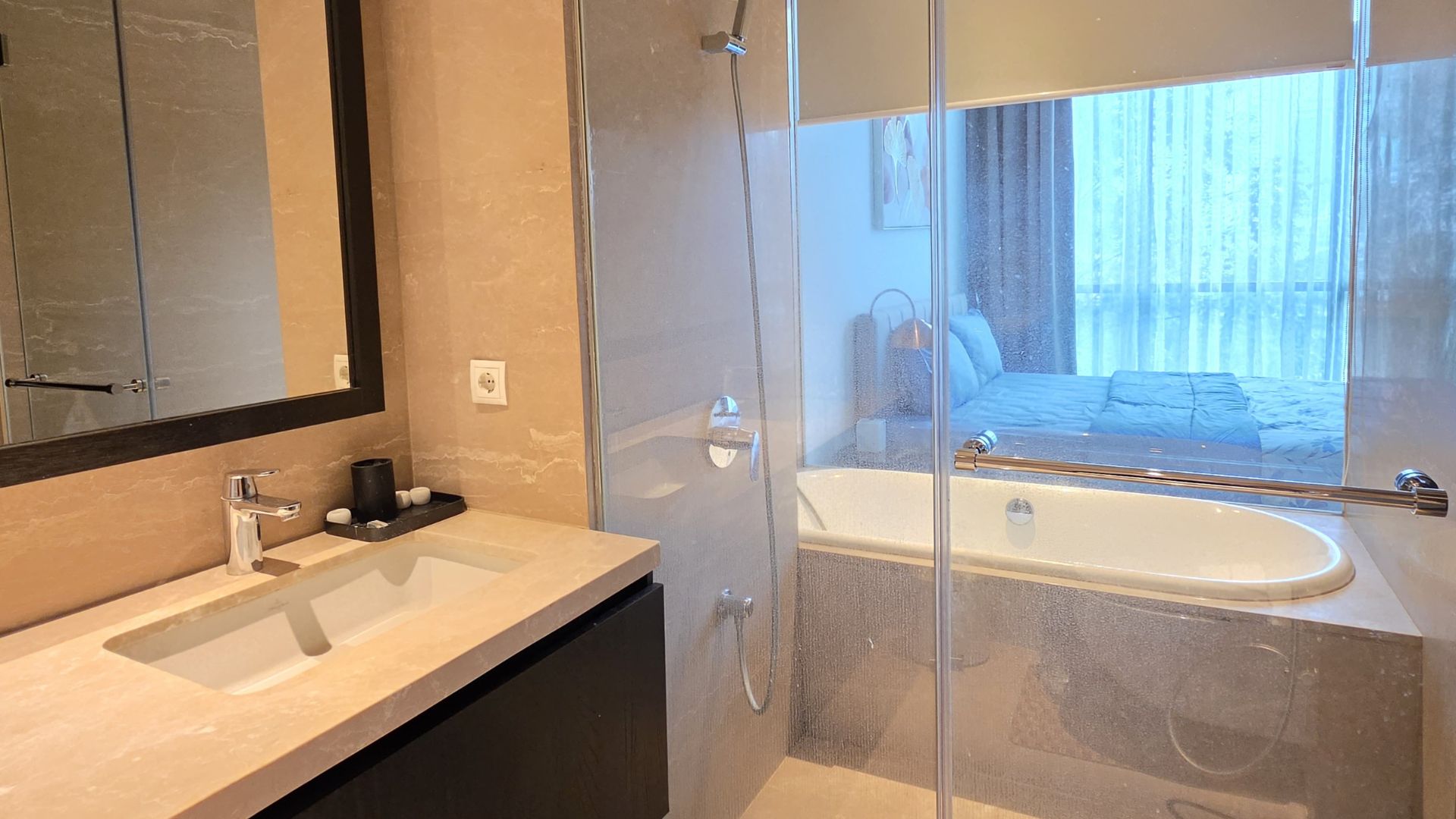 PORTE 6F – MASTER BATHROOM Refined 2BR Urban Layout – La Vie