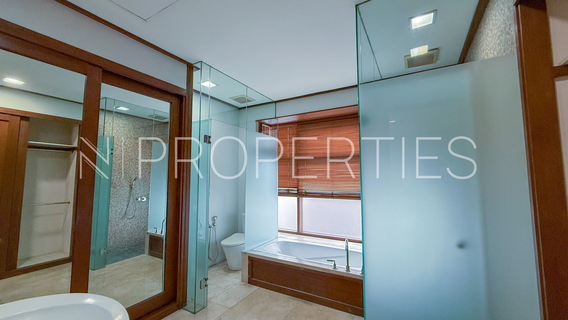 SARASWATI-3BR-BATHUB AND SHOWER Comfortable 3BR House at Cipete