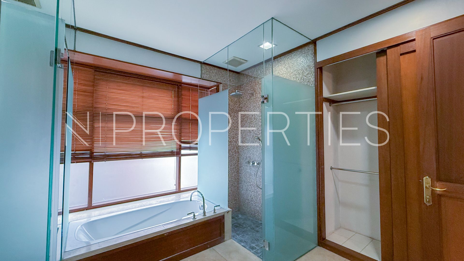 SARASWATI-3BR-MASTER BATHROOM Comfortable 3BR House at Cipete
