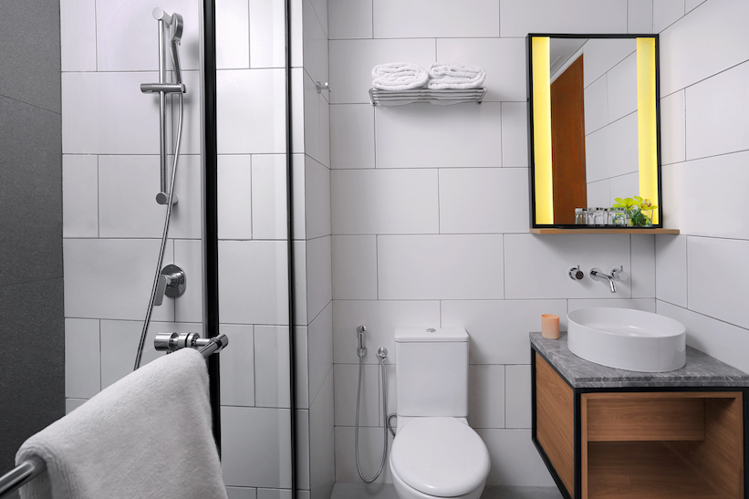 SR_Indonesia_Jakarta_Citadines Sudirman_1BRM Deluxe King_Bathroom-LR Comfortable 1BR Serviced Apartment – Citadines Sudirman
