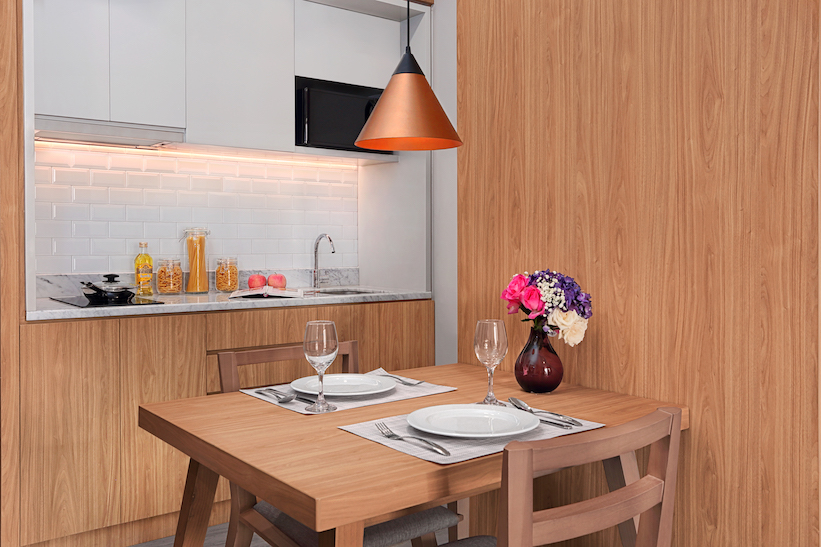 SR_Indonesia_Jakarta_Citadines Sudirman_1BRM Deluxe King_Kitchen-LR Comfortable 1BR Serviced Apartment – Citadines Sudirman