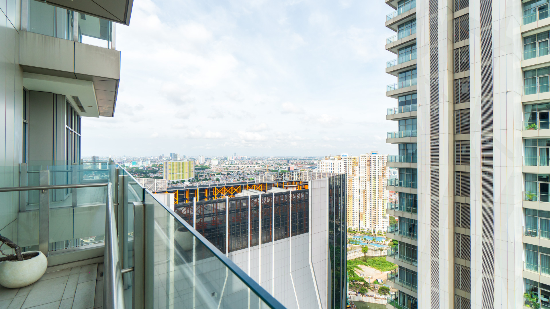 Refined City Residence at Verde Two