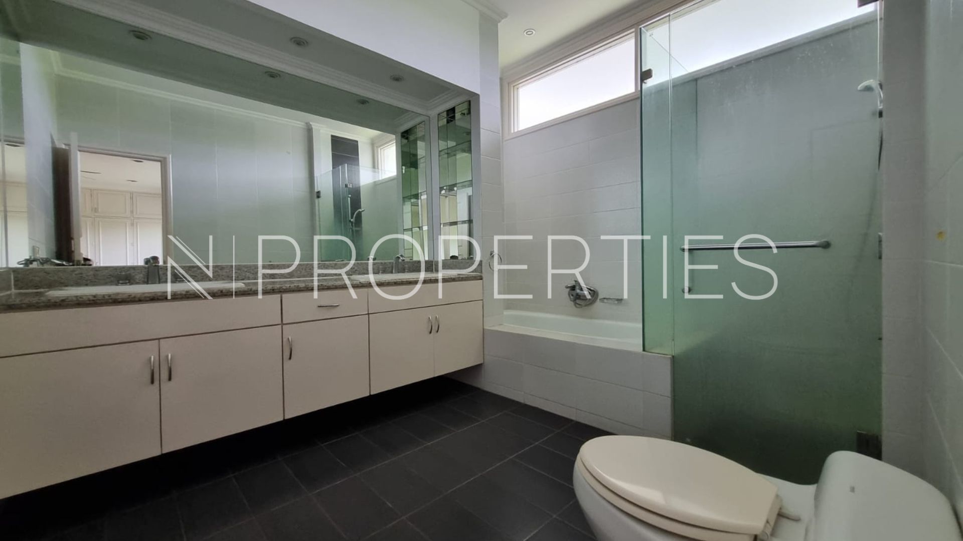 Asem 2 60 Kav F – Bathroom 2 Cipete – Prestigious 4BR Private House