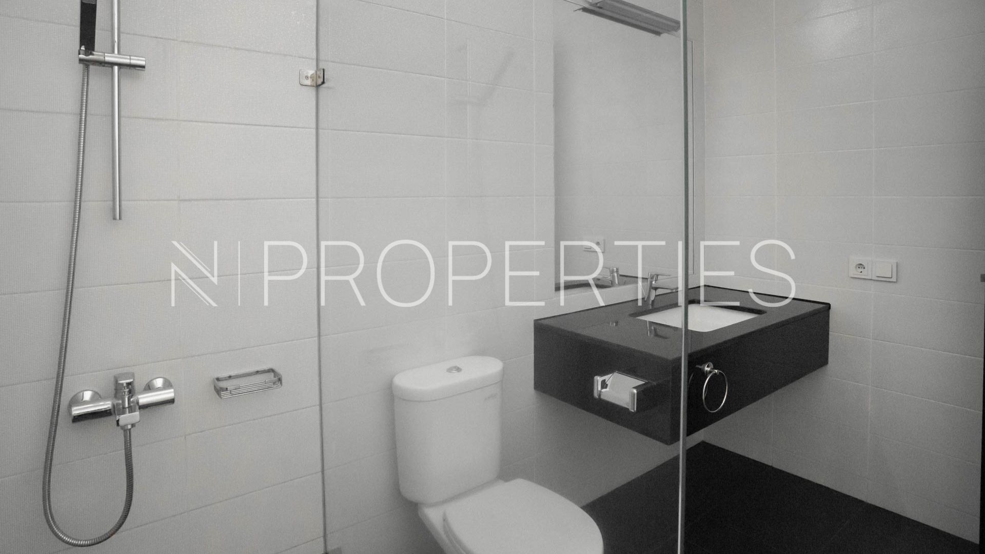 Asem 2 Kav 63C – Bathroom Cipete – Primary 4BR Family Residence