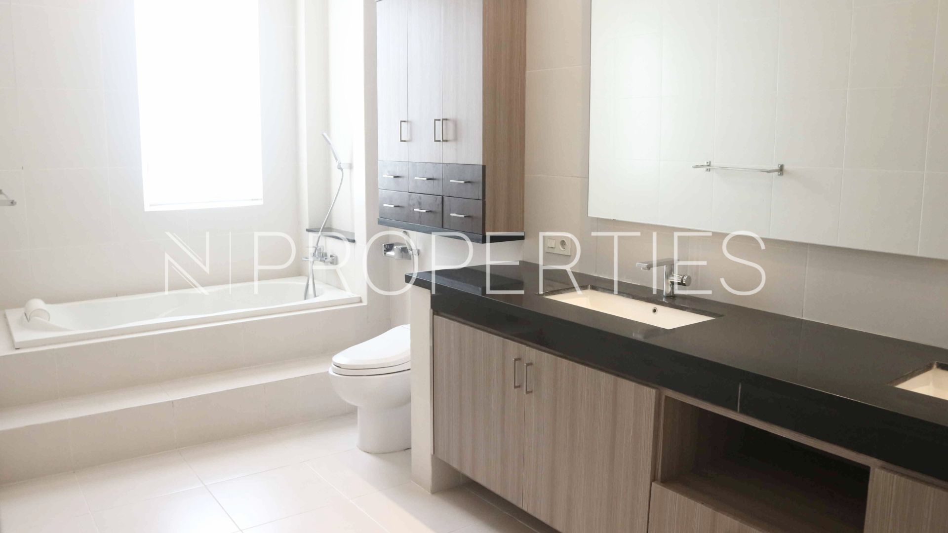 Benda Raya 8 Kav D – Bathroom Cilandak – Spacious 4BR Home