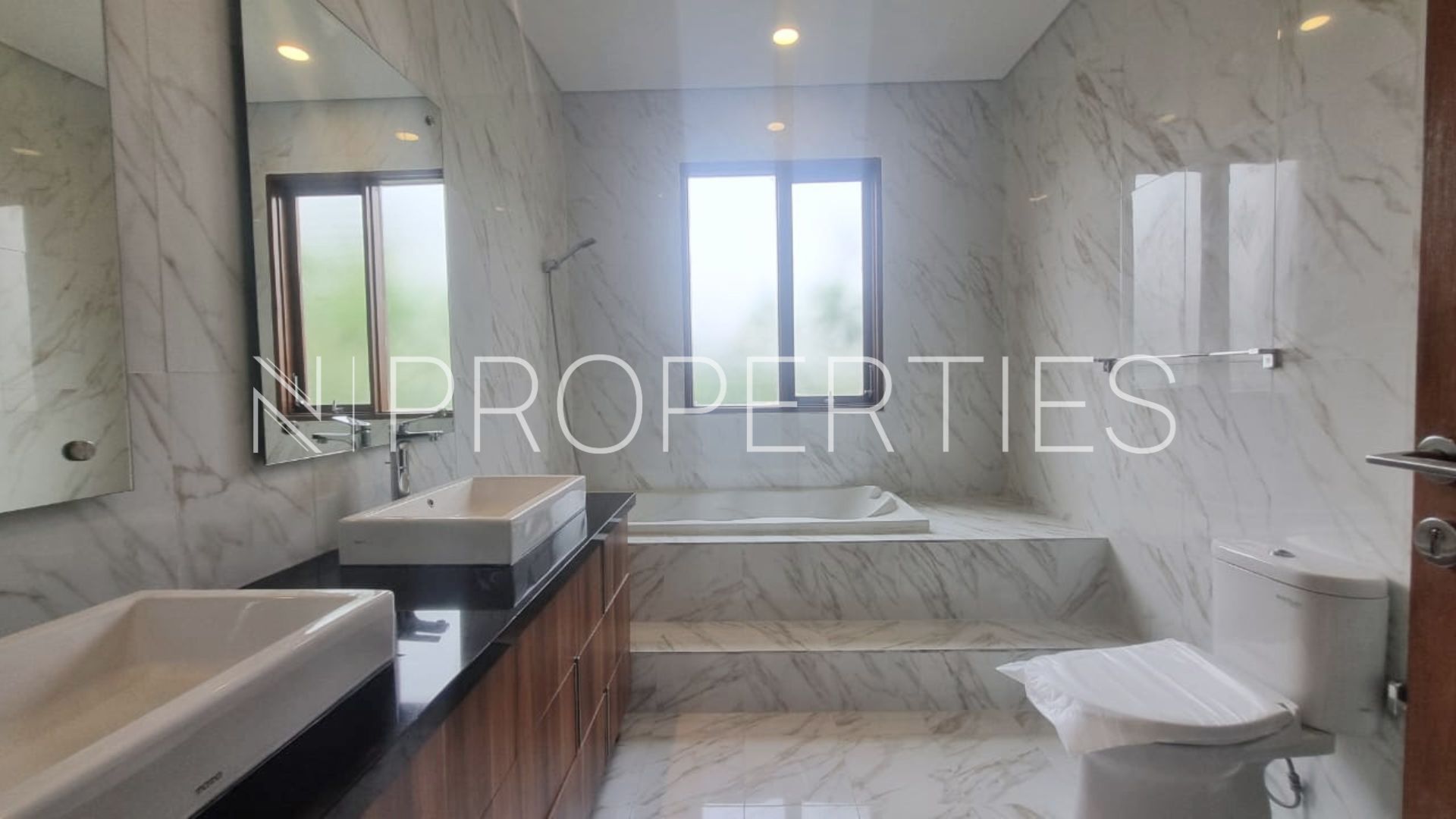 Benda Raya Gg H.Sainin 39 Kav G – Bathroom 3 Spacious 5BR Family Home at Kemang