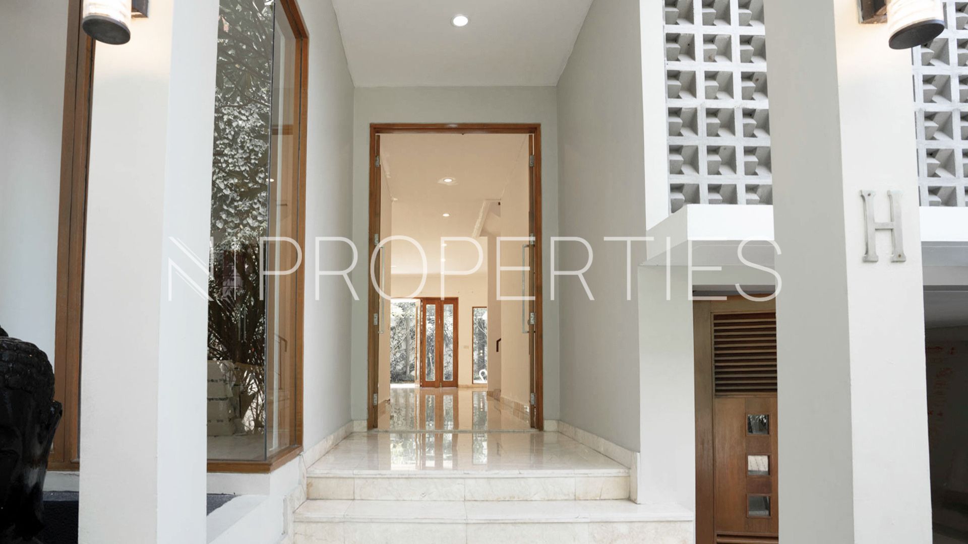 Benda Raya Gg H.Sainin 39 Kav H – Entrance Kemang – Well-Balanced 5BR House