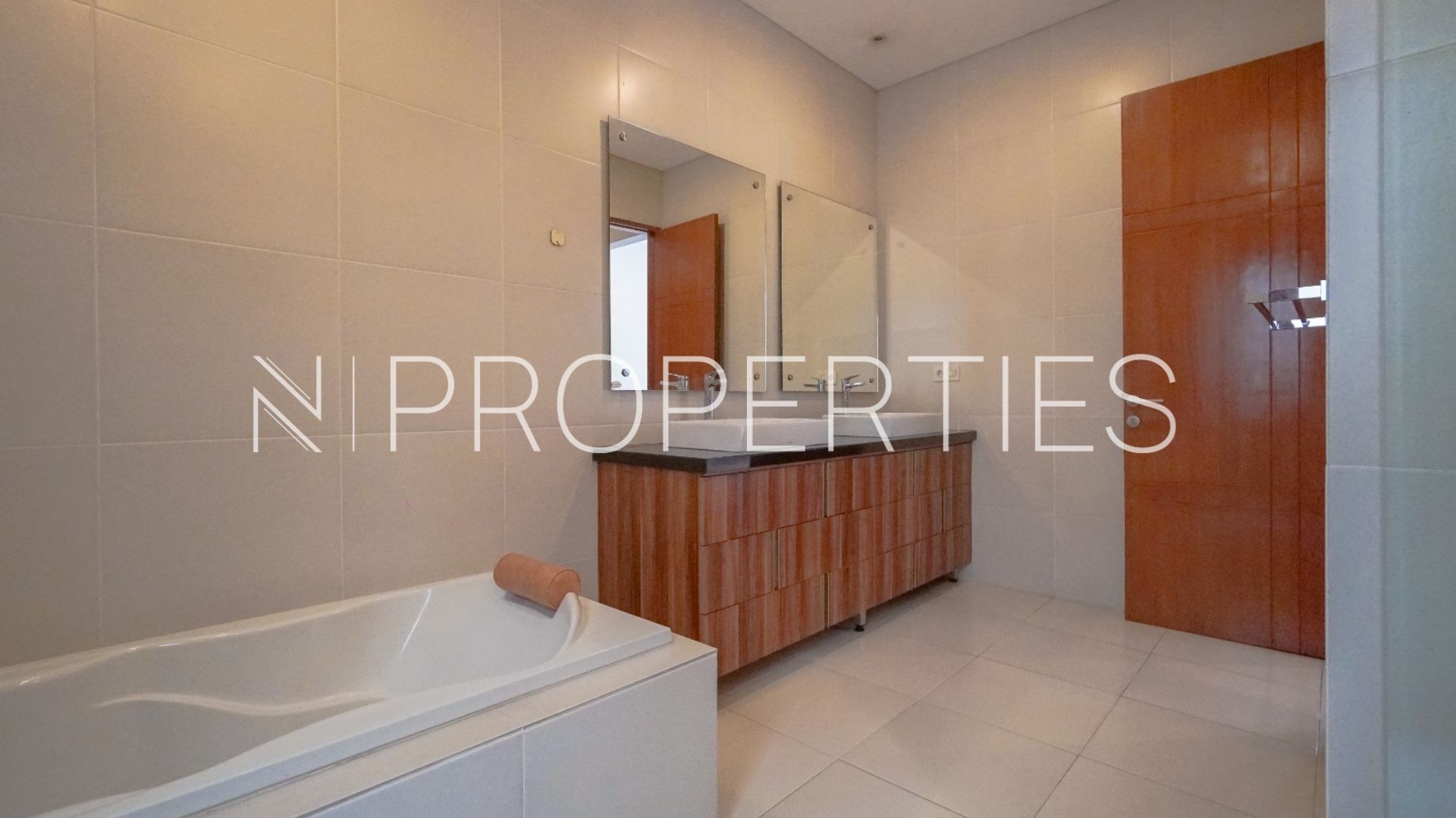 KEMANG SELATAN 11 No 105 – Kav B – Bathroom Padma Residence Kemang – Well-Balanced 4BR House