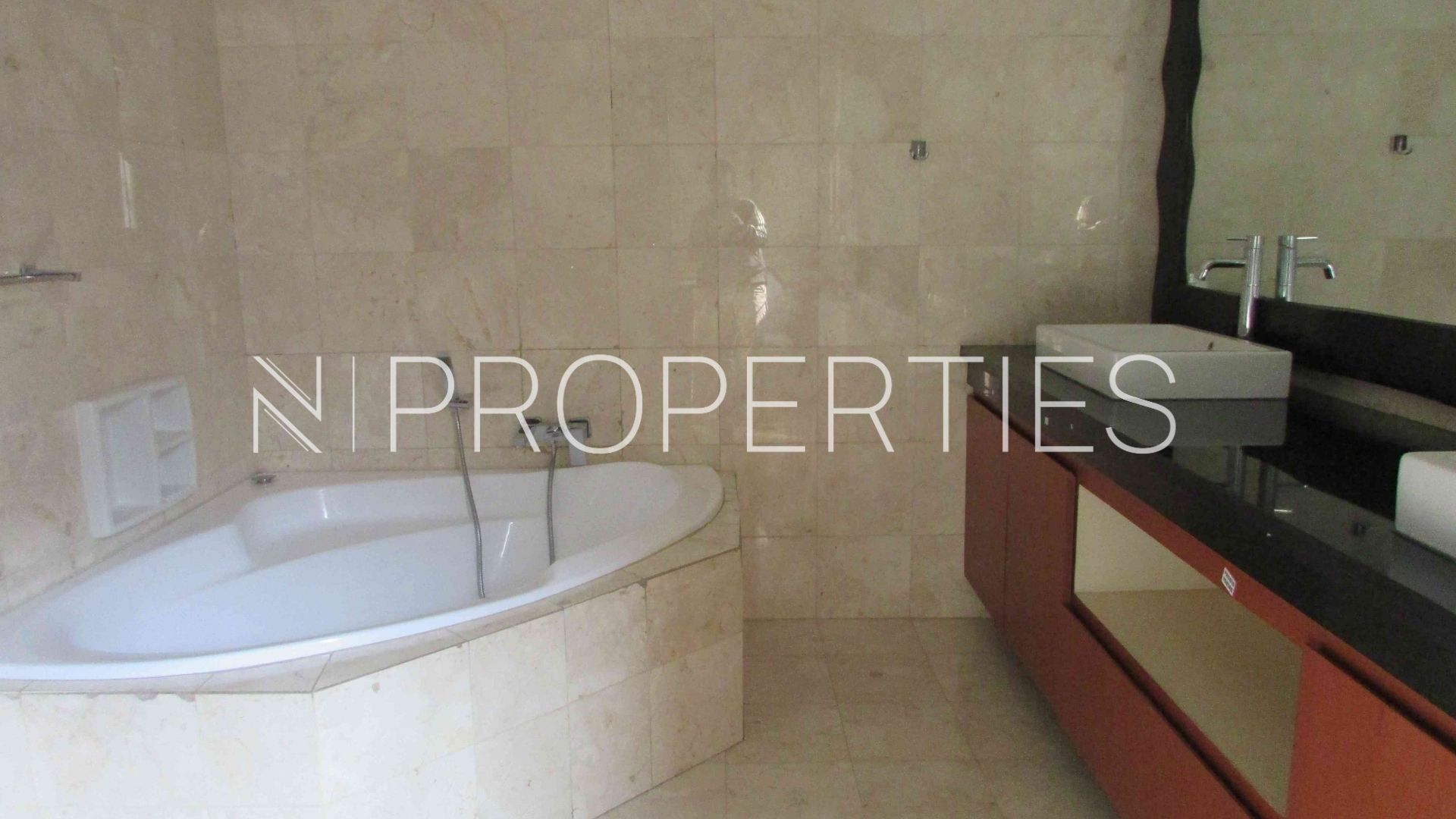 KEMANG SELATAN 11 No 105 – Kav F – Bathroom Padma Residence Kemang – Large 5BR House