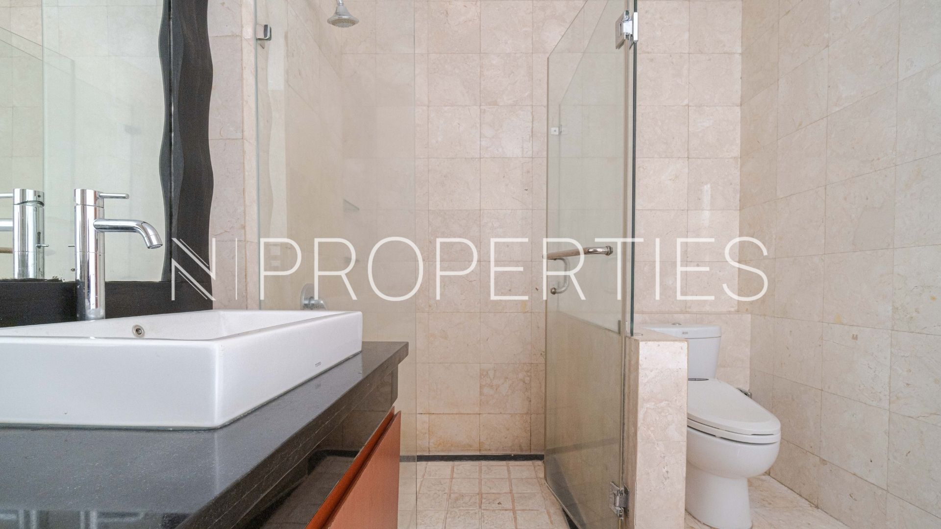 KEMANG SELATAN 11 No 105 – Kav H – Bathroom 2 Premium 5BR Home – Padma Residence Kemang