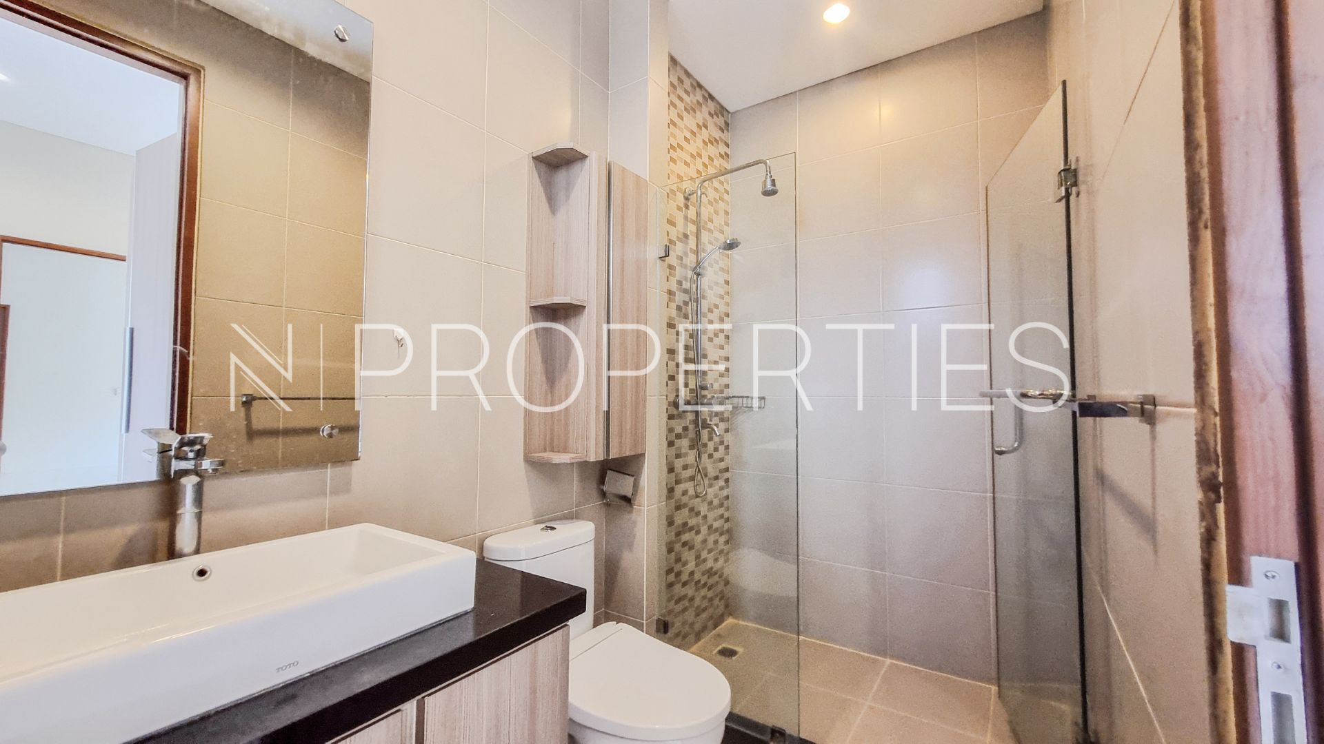 KEMANG TIMUR 9 No. 38 – KAV B – BATHROOM 2 Vishnu Residence Kemang – Well-Proportioned 4BR