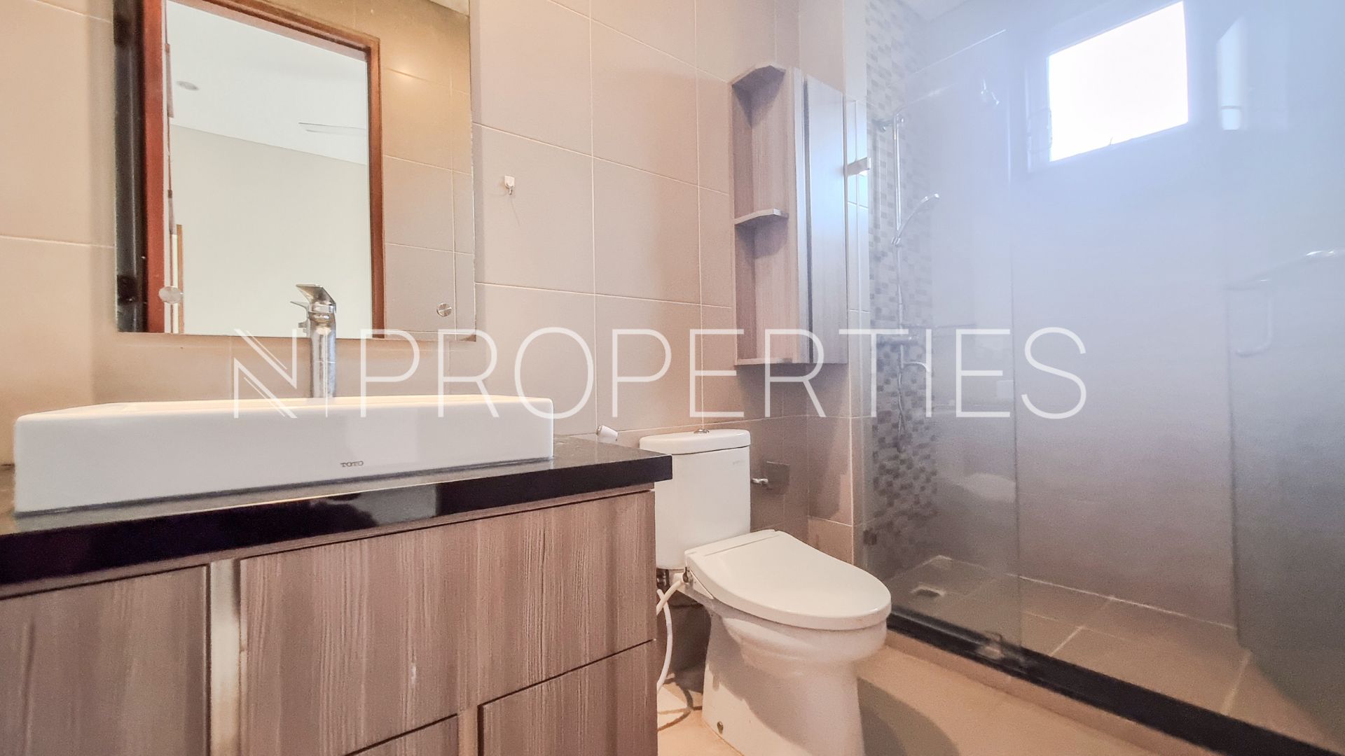 KEMANG TIMUR 9 No. 38 – KAV B – BATHROOM 3 Vishnu Residence Kemang – Well-Proportioned 4BR