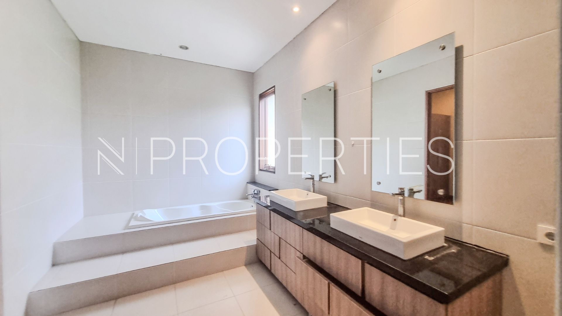 KEMANG TIMUR 9 No. 38 – KAV B – BATHROOM Vishnu Residence Kemang – Well-Proportioned 4BR