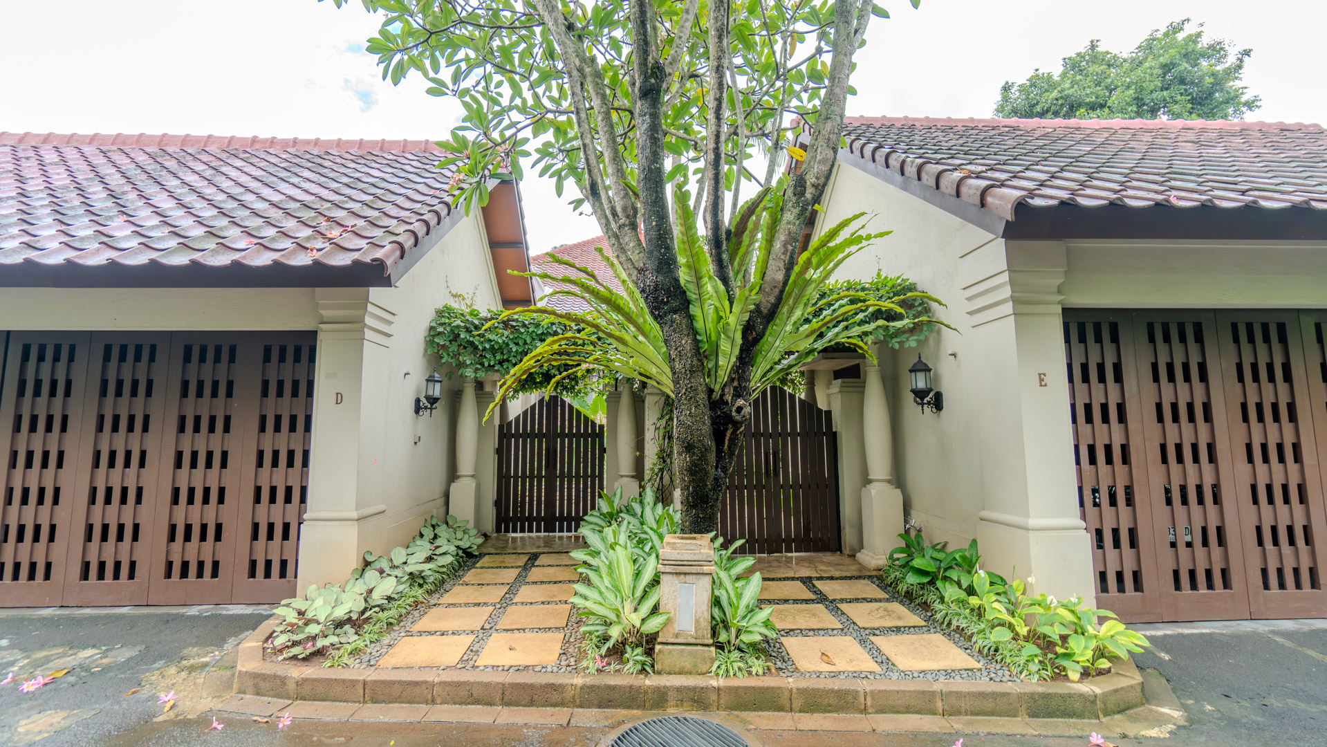 KEMANG V – 26 – GREENERY Large-Scale 5BR House at Kemang