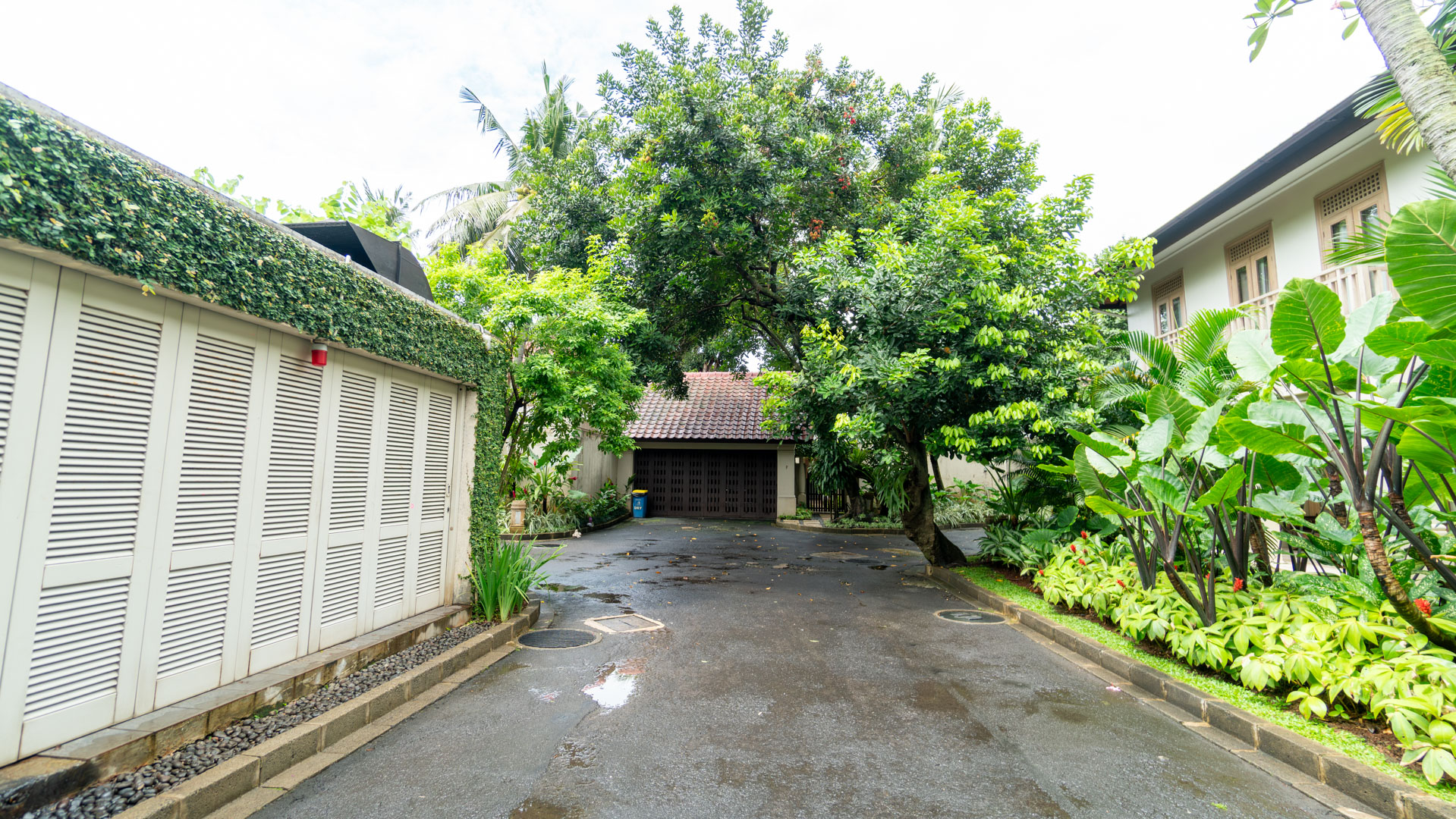 KEMANG V – 26 – SURROUNDING AREA 3 Large-Scale 5BR House at Kemang