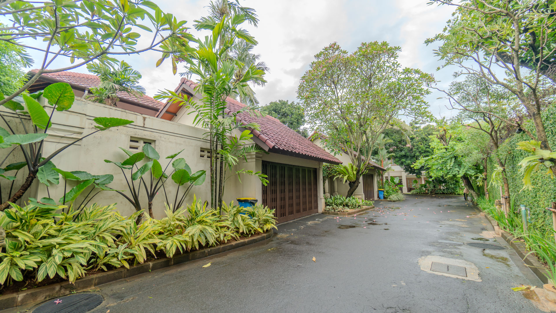 KEMANG V – 26 – SURROUNDING MAIN STREET Large-Scale 5BR House at Kemang