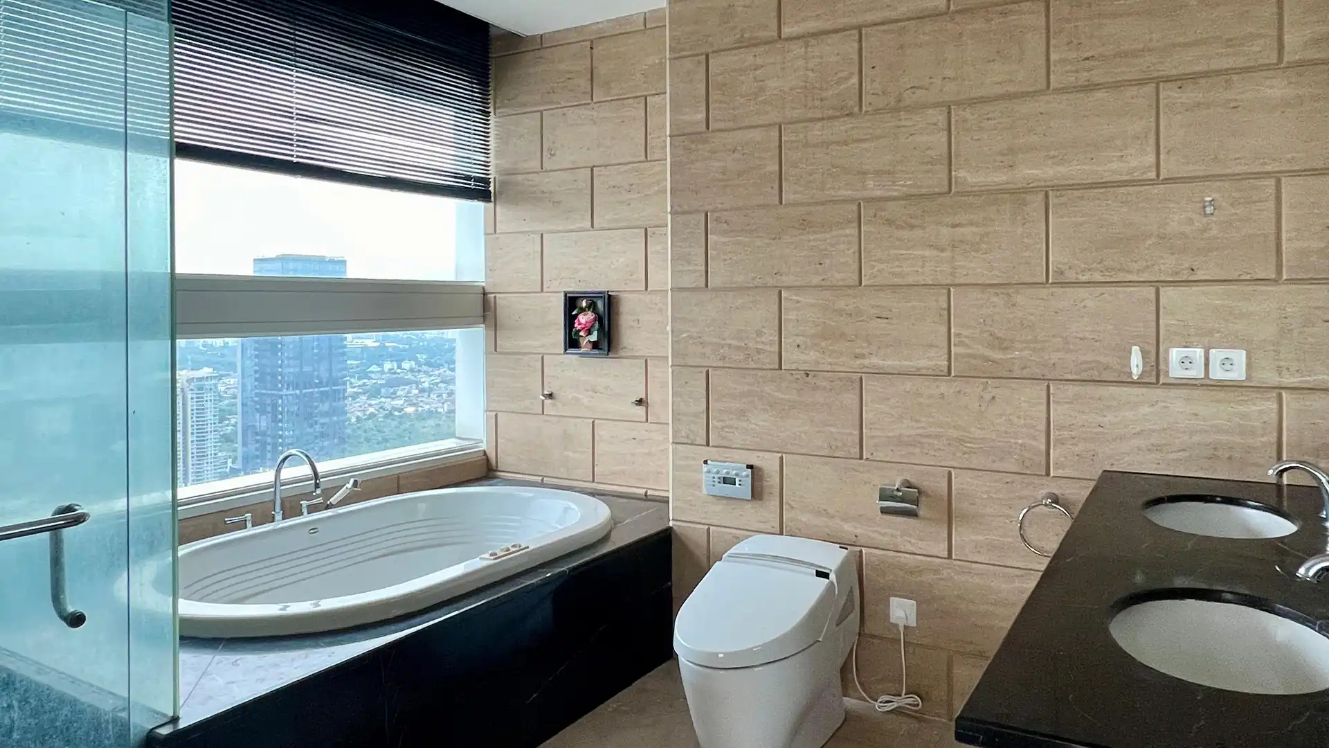 KEMPI-3BR-BATHROOM Kempinski Private Residence – Large 3BR