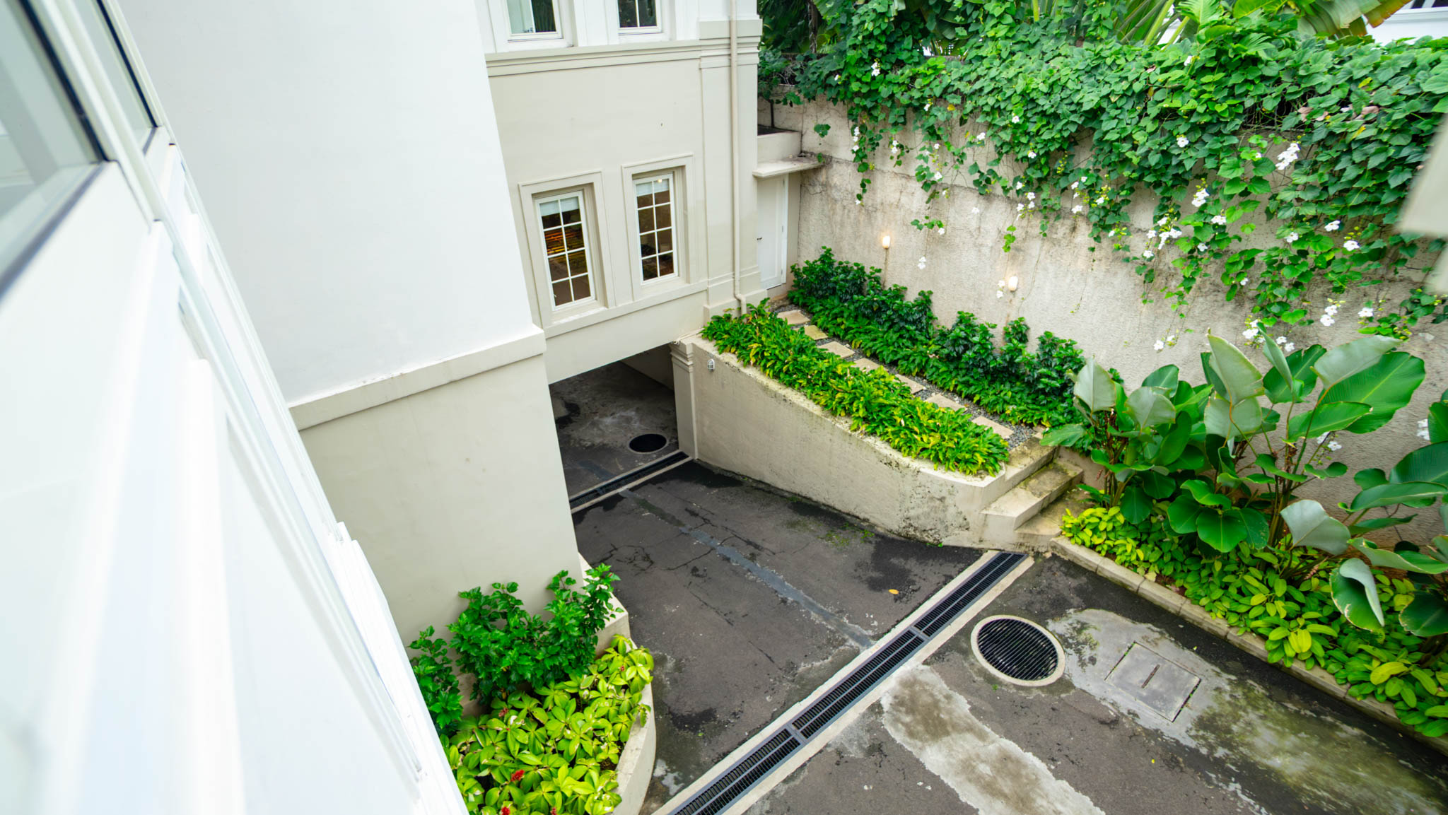 KMG129-42 Large-Scale 5BR House at Kemang