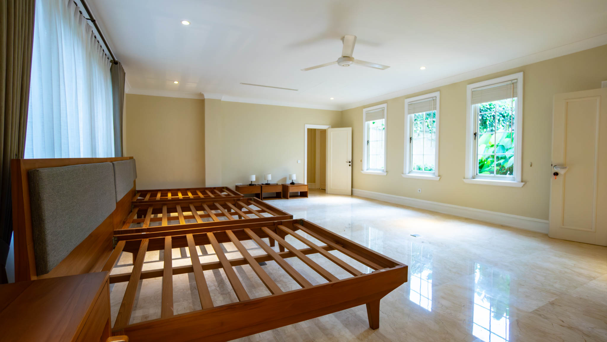 KMG129-47 Large-Scale 5BR House at Kemang