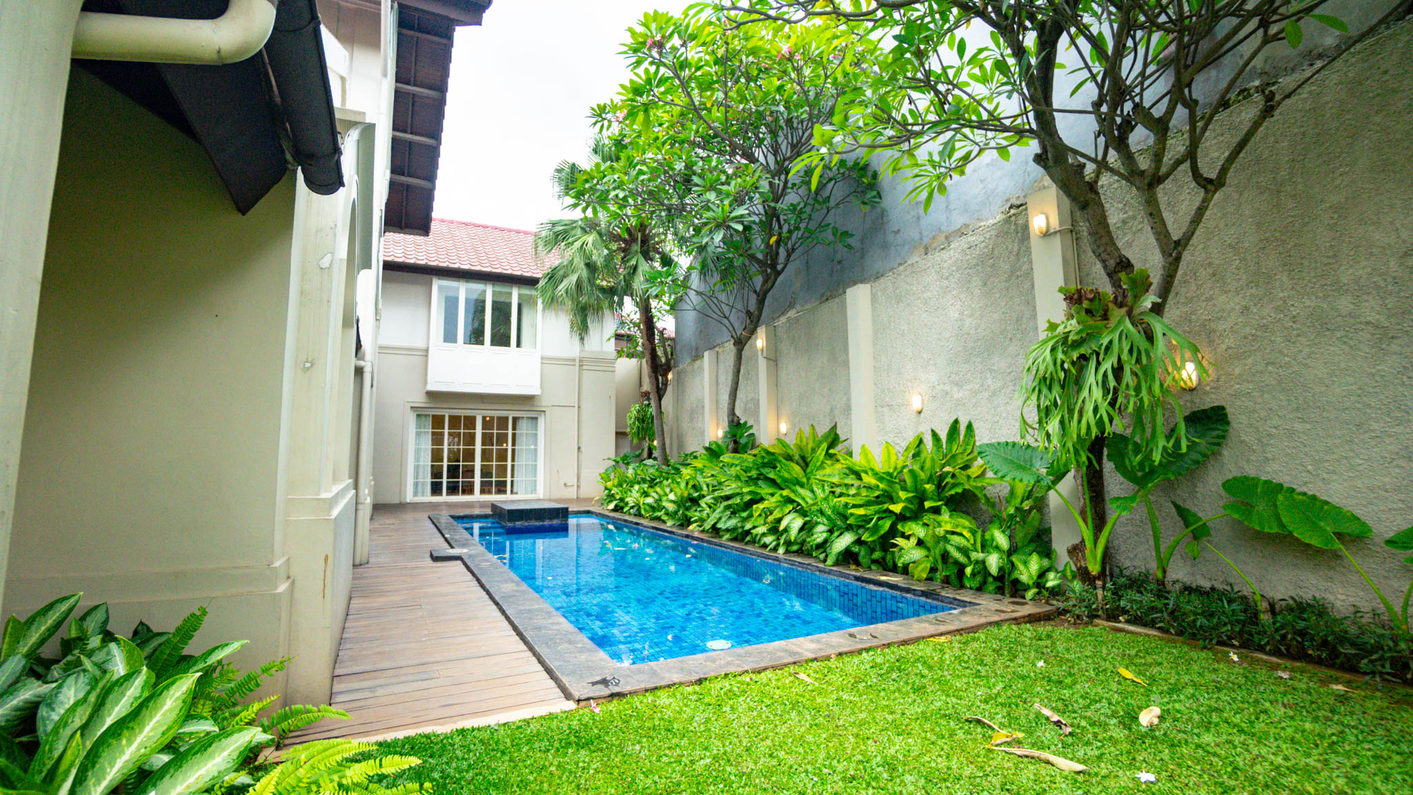 KMG129-60 Large-Scale 5BR House at Kemang