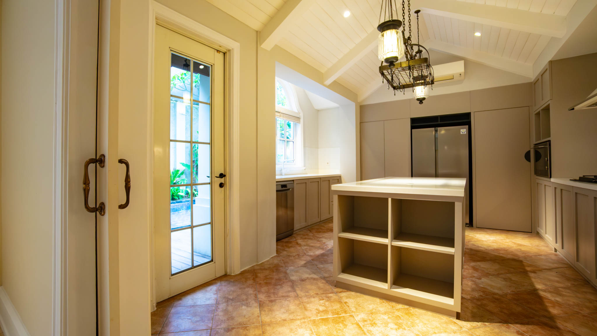 KMG129-65 Large-Scale 5BR House at Kemang
