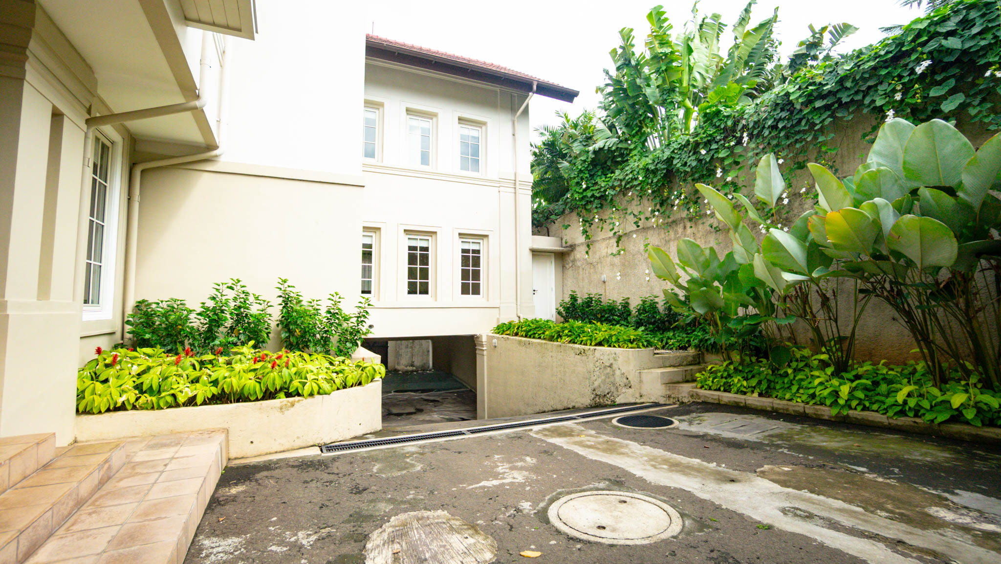 KMG129-80 Large-Scale 5BR House at Kemang