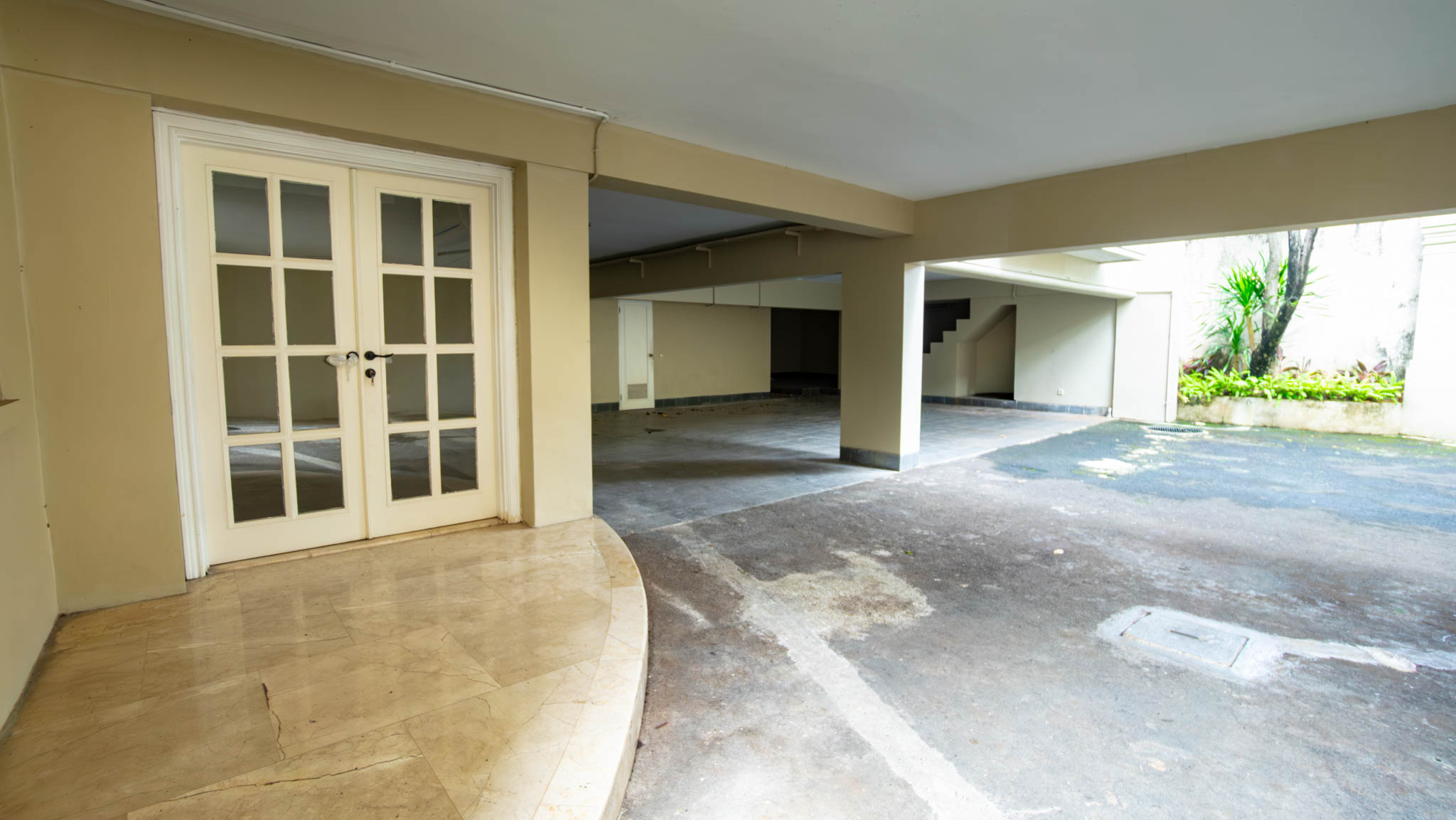 KMG129-81 Large-Scale 5BR House at Kemang
