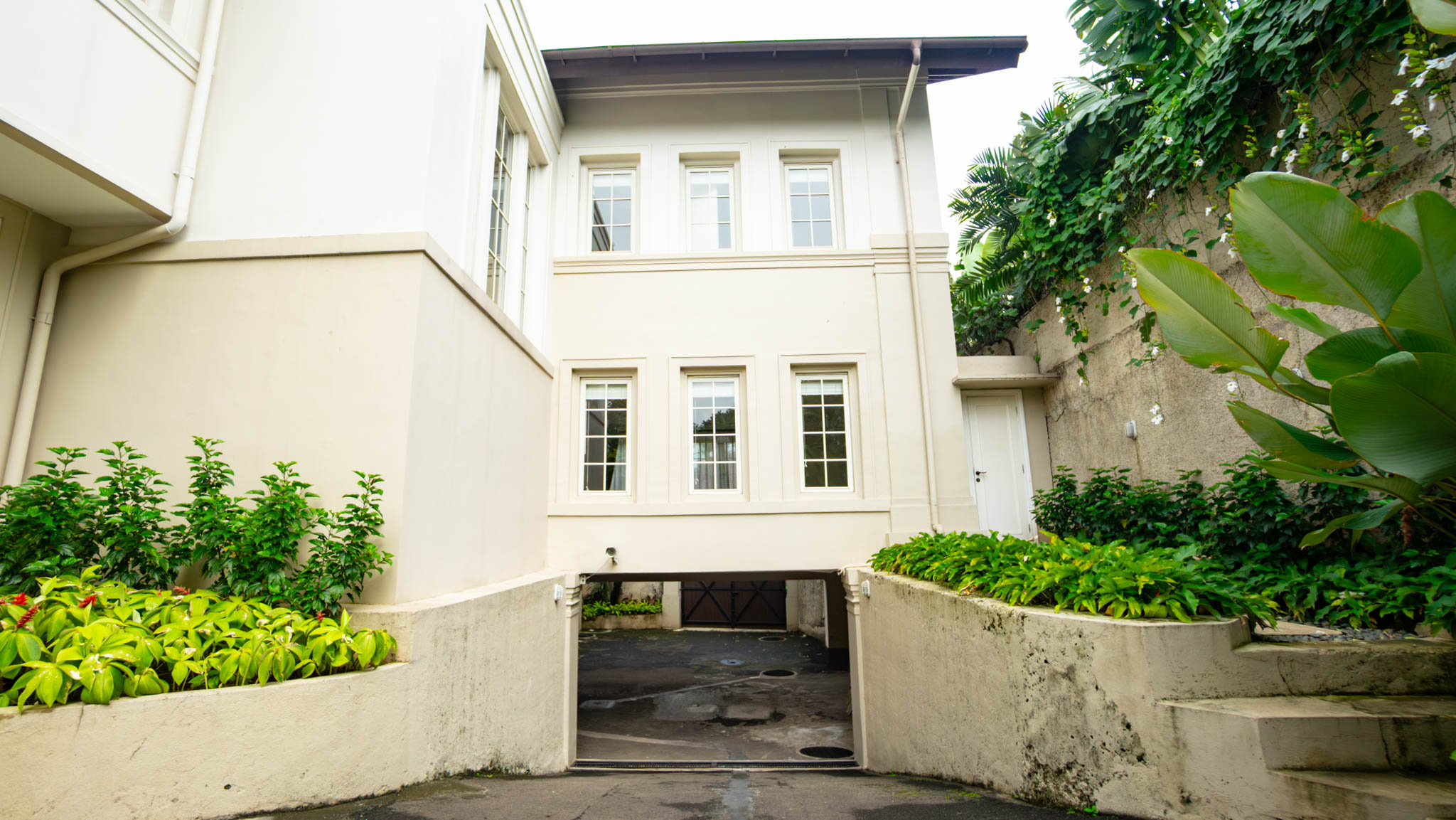 KMG129-83 Large-Scale 5BR House at Kemang