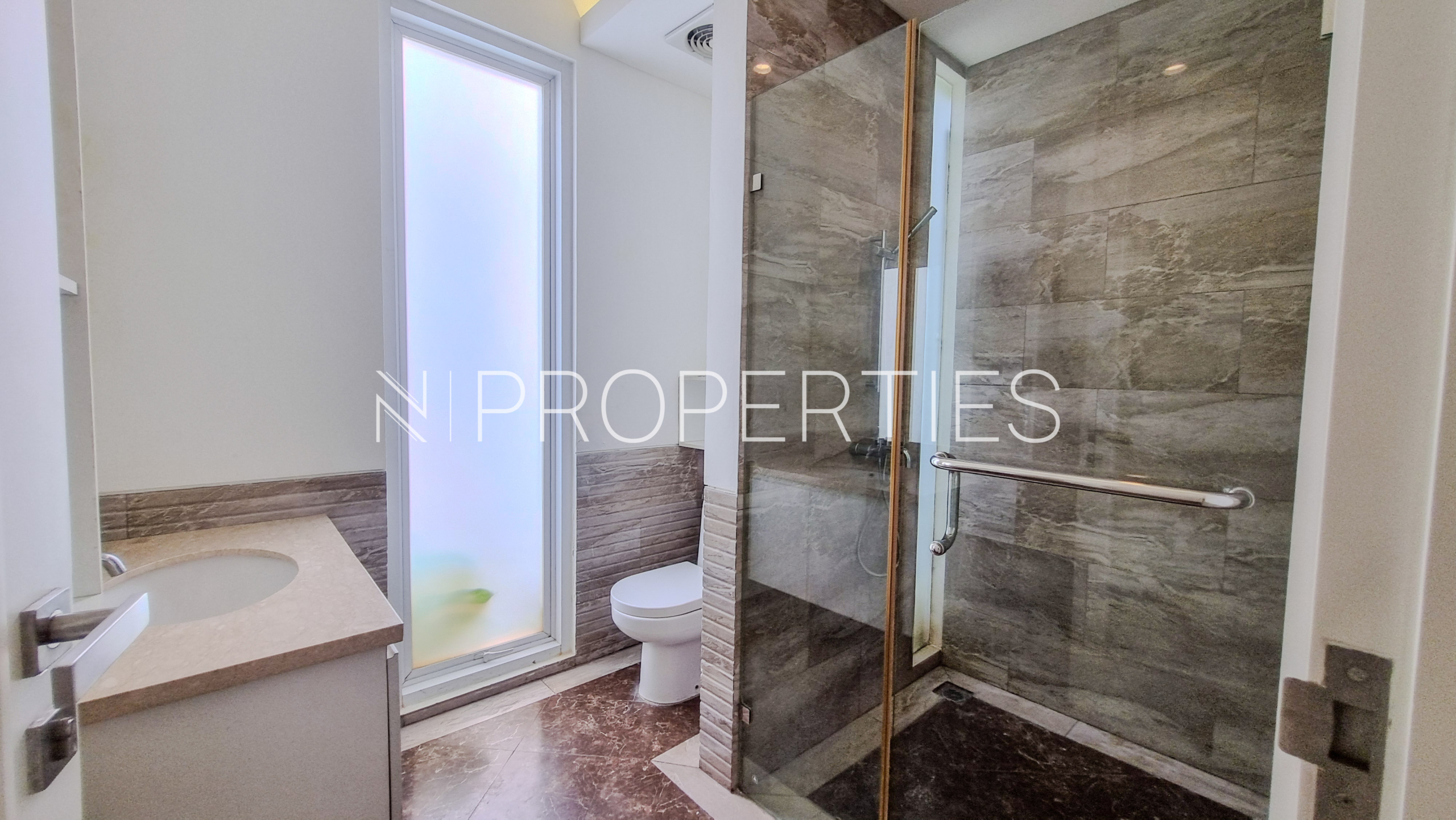 PEJATEN BARAT 2 KAV Y – BATHROOM Well-Designed 4BR Home at Pejaten