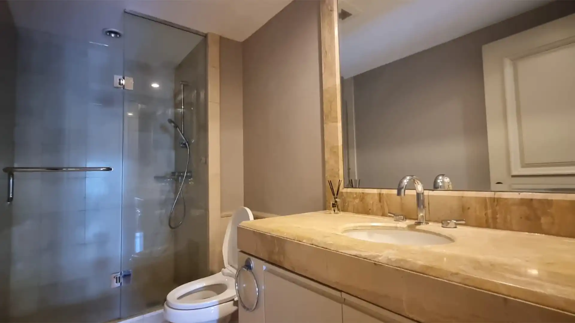 PLAZA RESIDENCE-3BR-BATHROOM Plaza Residence – Comfortable 3BR Apartment