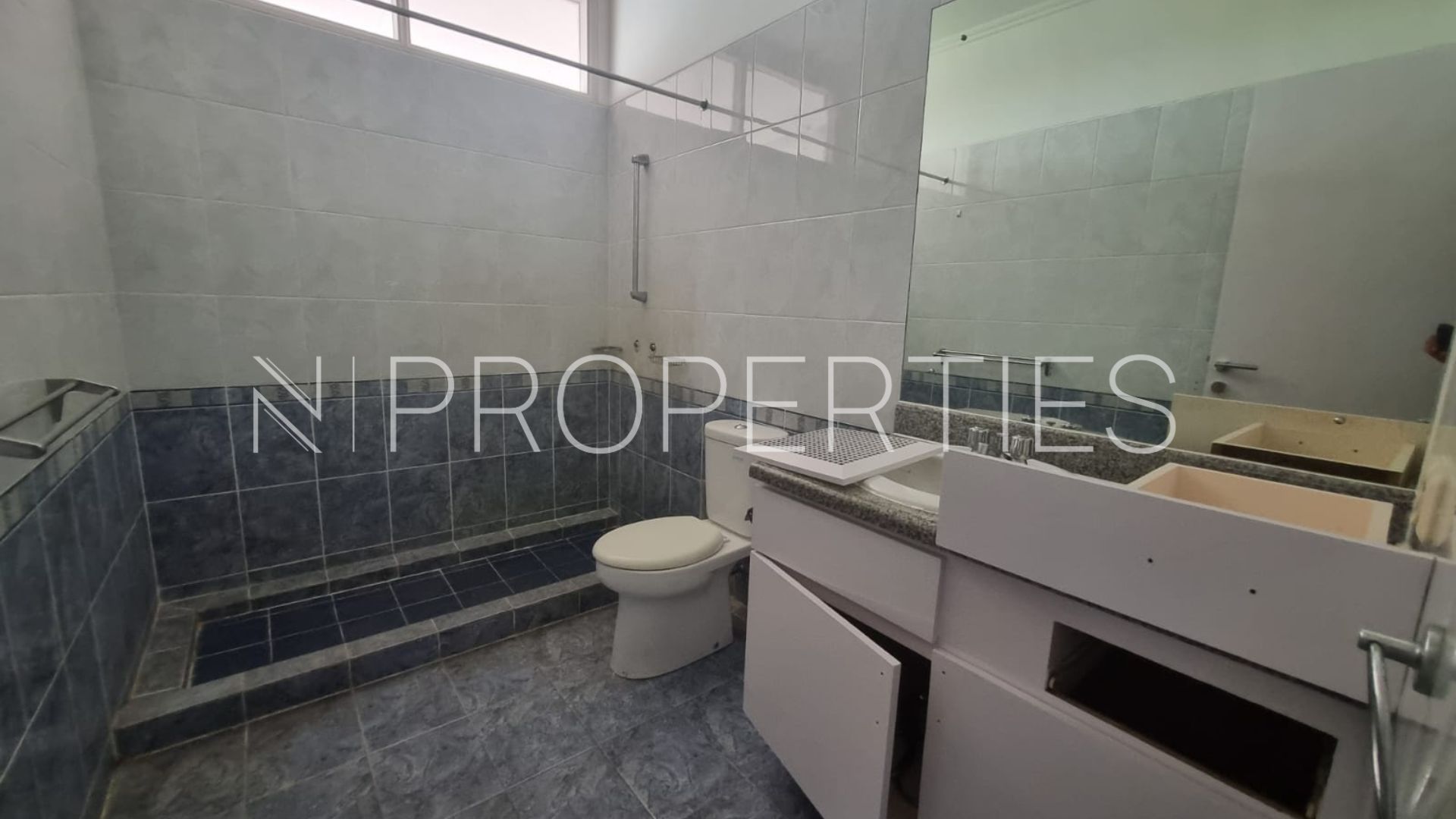 Puri Sakti 2 Kav E – Bathroom Cipete – Expansive 4BR Family House