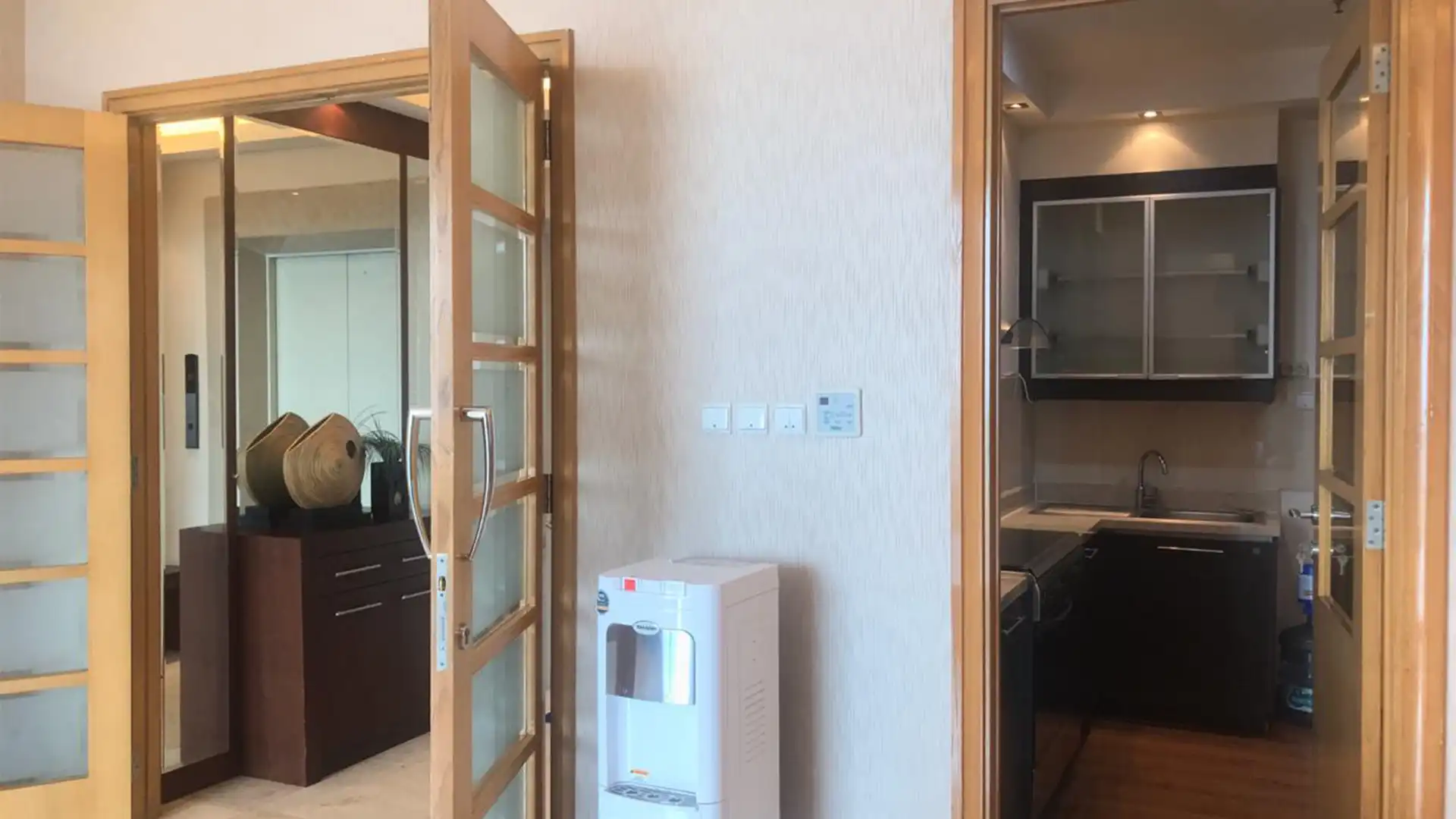 SENAYAN RESIDENCE-3BR-KITCHEN & FOYER AREA Senayan Residence – Well-Proportioned 3BR