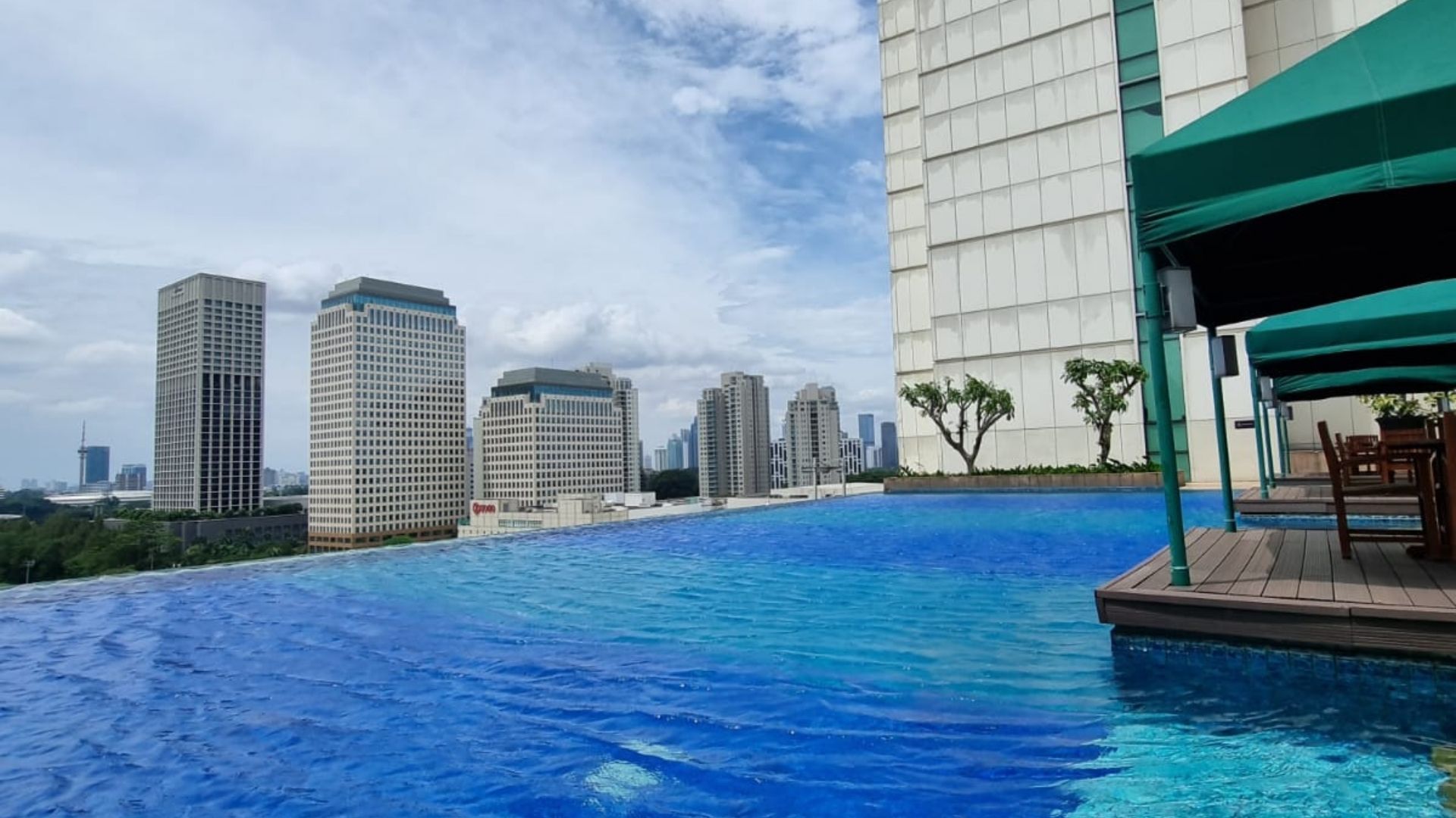 Senayan City Residence-3BR-Swimming pool view Senayan City Residence – Spacious 3BR Apartment