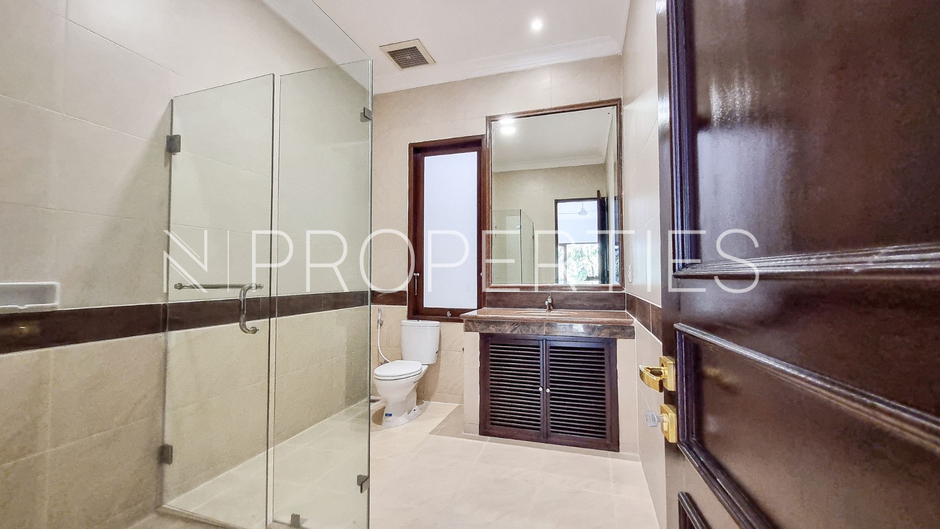 emang 4 no 6B Kav 2 – BATHROOM 1 Kemang House – Modern Stylish 4BR