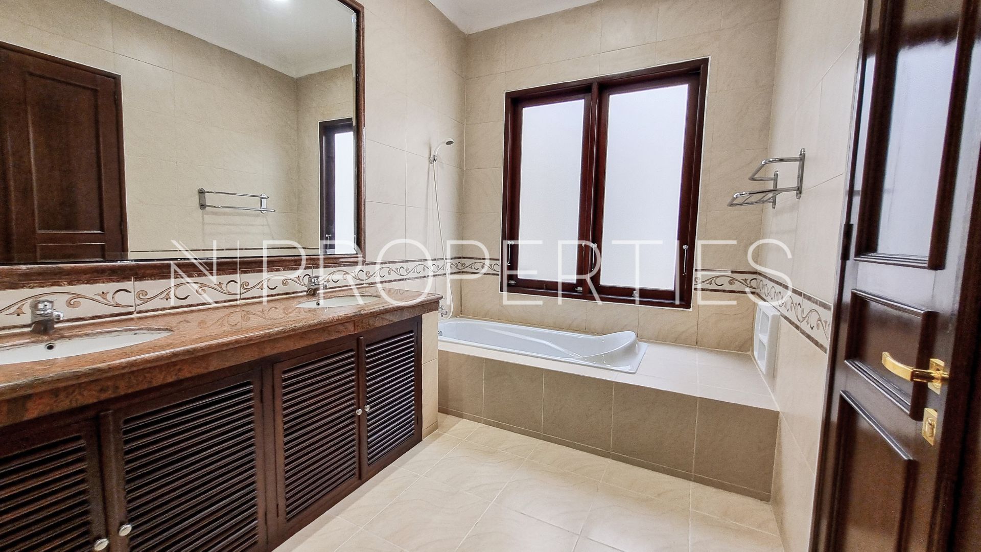 emang 4 no 6B Kav 2 – BATHROOM 2 Kemang House – Modern Stylish 4BR