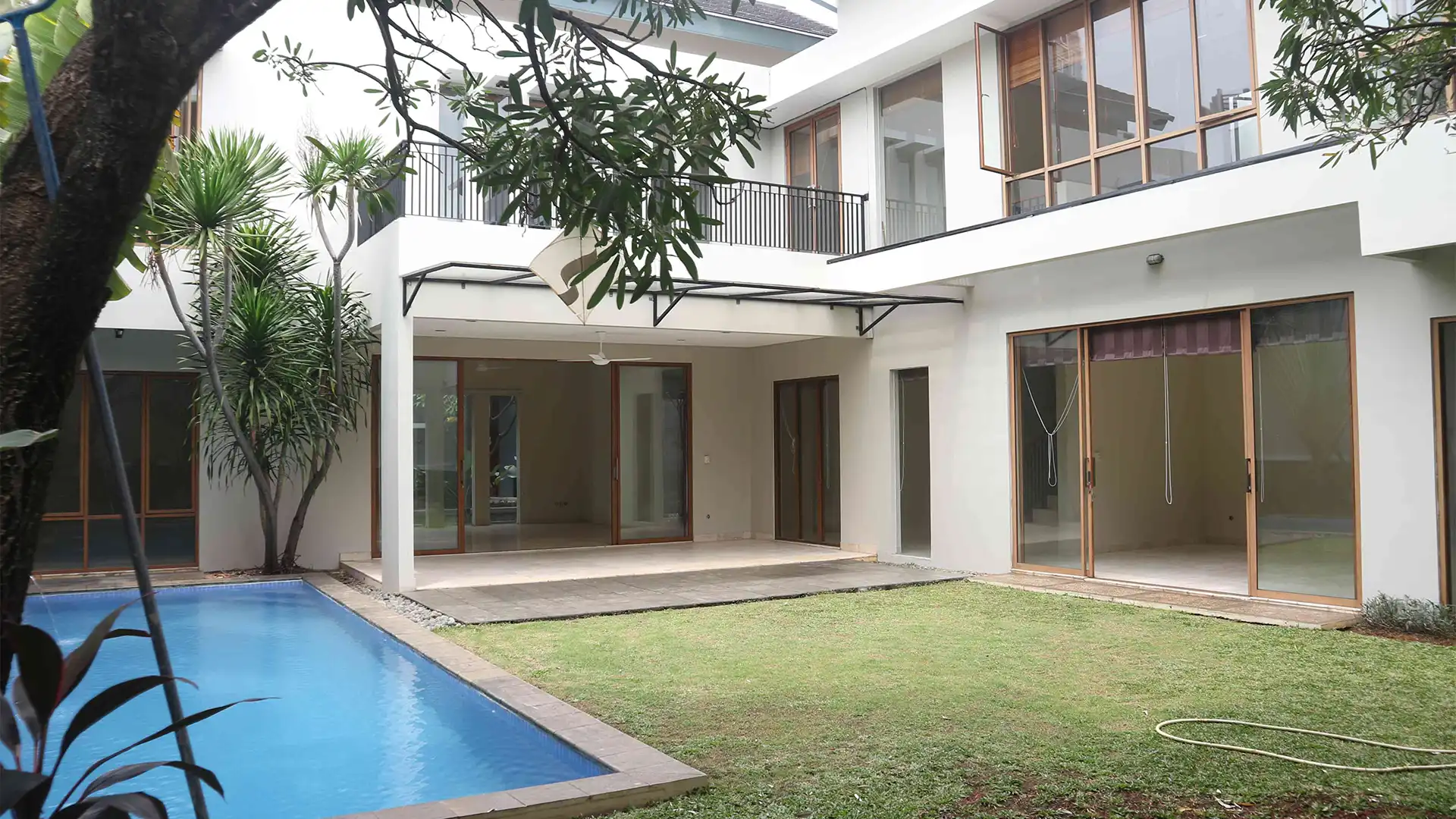 Large 4BR Family Residence at Pejaten