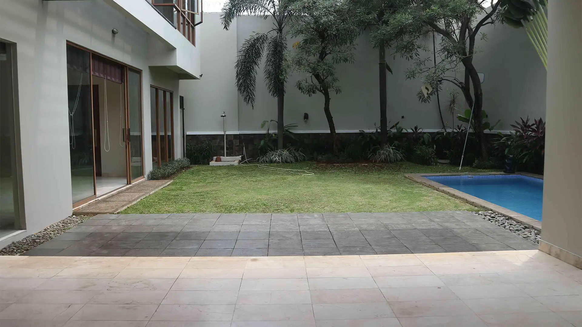 Large 4BR Family Residence at Pejaten