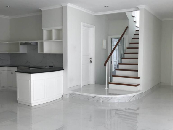 RIMBA BUNTU-3BR-KITCHEN & STAIRS TO SECOND FLOOR