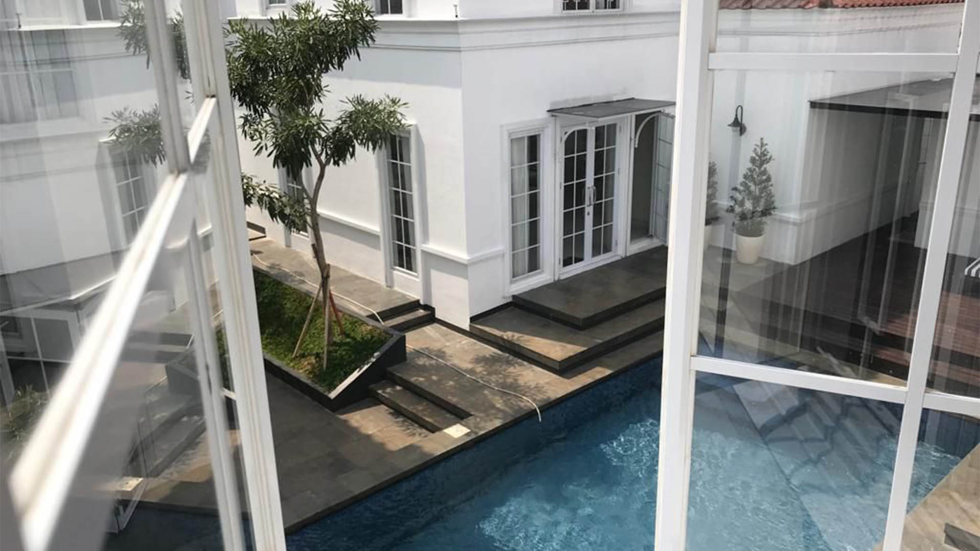 RIMBA BUNTU-3BR-SWIMMING POOL VIEW AT SECOND FLOOR Contemporary 3BR Family Residence at Cipete